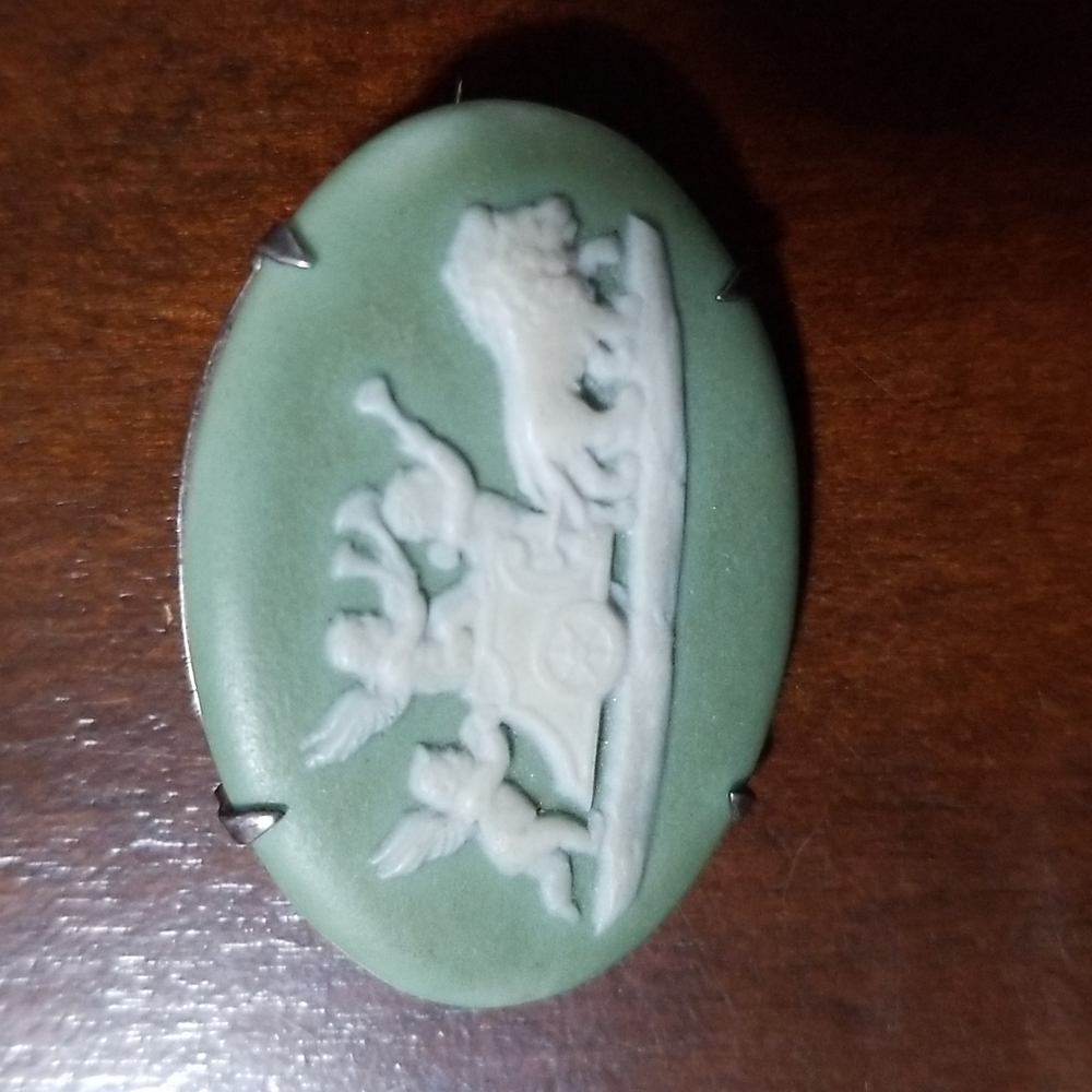 Wedgwood Antique Jasperware Dip Green Brooch - Picture 8 of 9